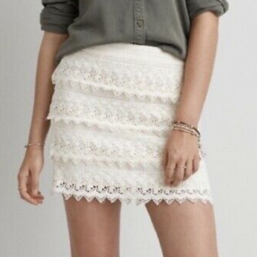 American Eagle Cream White Lace Skirt size 0